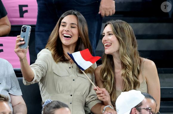Mais l'ancienne miss Bourgogne, dont la sœur Lou-Anne a suivi le même chemin qu'elle huit ans plus tard, a en effet publié un message, sur Instagram, où elle confie être en pleine réflexion.

Marine Lorphelin, Miss France 2013 et sa soeur Lou-Anne lors du quart de finale basket féminin France / Allemagne lors des jeux olympiques Paris 2024 (JO 2024) le 7 août 2024. © Jacovides / Perusseau / Bestimage