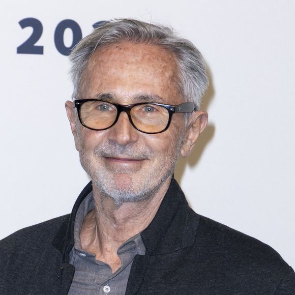 Thierry Lhermitte – Photocall du dîner des Révélations César 2026 à l'Elysée Montmartre à Paris, France, le 19 janvier 2026. © Olivier Borde / Bestimage # Photocall for the César 2026 Revelations dinner at the Elysée Montmartre in Paris, France, on 19 January 2026