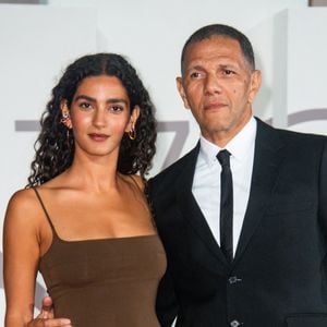 L'acteur et réalisateur Roschdy Zem est le père comblé de deux enfants, dont une fille prénommée Nina.

Nina Zem, Roschdy Zem - Arrivées à la première du film "Les miens" lors de la 79ème édition du festival international du film de Venise.

© Bestimage