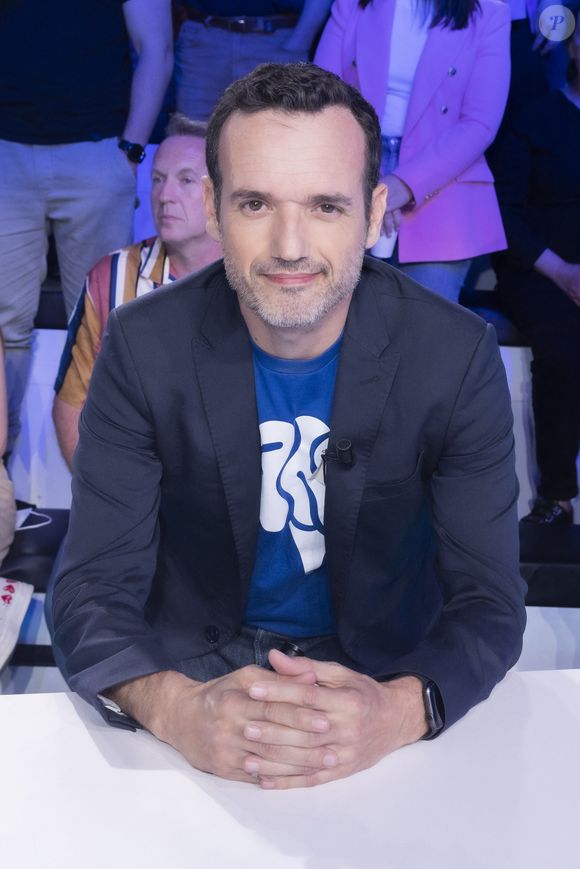 Fabien Olicard  à l'enregistrement de l'émission "TPMP (Touche Pas à Mon Poste)", présentée par C.Hanouna et diffusée en direct sur C8 le 21 avril 2022
© Jack Tribeca / Bestimage