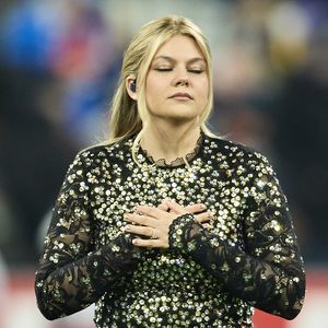 La chanteuse Louane (Louane Emera), représentante de la France au concours de l'Eurovision, interprète pour la première fois son titre Maman, en hommage à sa mère décédée lorsqu'elle avait 17 ans, devant les 80 000 spectateurs, suspendue sur une plateforme, plusieurs mètres au-dessus de la pelouse et des musiciens, du Stade de France à la mi-temps du match du Tournoi des Six Nations opposant la France à l'Écosse, à Saint-Denis, Seine Saint-Denis, France, le 15 mars 2025. © Cyril Moreau/Bestimage