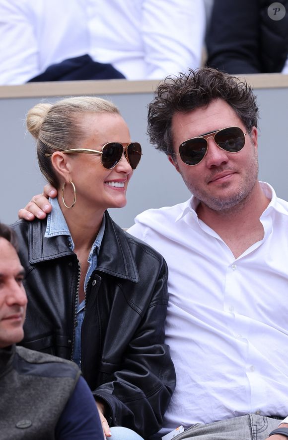 Laeticia Hallyday et son compagnon Frédéric Suant très amoureux dans les tribunes lors des Internationaux de France de Tennis de Roland Garros 2025, à Paris, France, le 26 mai 2025. © Jacovides-Moreau/Bestimage