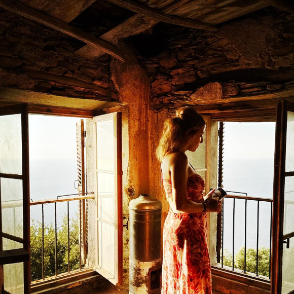 Léa Salamé en vacances en Corse avec famille et amis.