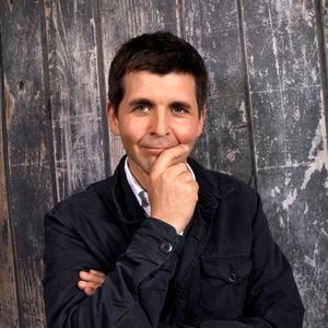 Le départ de Thomas Sotto a été imposé par la direction suite à la perte de 89 000 auditeurs sur un an au premier trimestre 2026.

Info - Thomas Sotto va faire son retour sur M6 Info plus de 10 ans après ses adieux à "Capital" - Info du 24/02/2019 - Thomas Sotto de retour à la radio. Il remplacera en septembre M.O. Fogiel sur RTL - Portrait de Thomas Sotto à Paris le 3 mai 2018. © Cédric Perrin/Bestimage