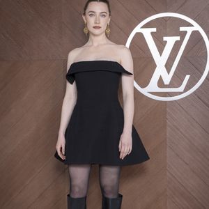 et Saoirse Ronan.

Saoirse Ronan - Photo Call pour Le Défilé « Vuitton »Collection Prêt-à-Porter Automne/Hiver 2025-2026" lors de la Fashion Week de Paris (PFW), le 10 mars 2025. © Olivier Borde /Bestimage
