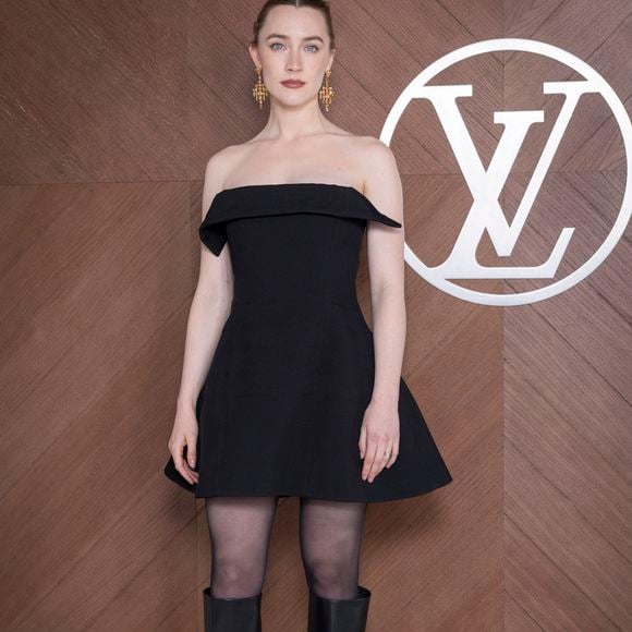 et Saoirse Ronan.

Saoirse Ronan - Photo Call pour Le Défilé « Vuitton »Collection Prêt-à-Porter Automne/Hiver 2025-2026" lors de la Fashion Week de Paris (PFW), le 10 mars 2025. © Olivier Borde /Bestimage