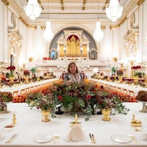 La touche finale est apportée aux fleurs de saison, par un fleuriste royal, sur les tables de la salle de bal du palais de Buckingham, à Londres, avant le banquet d'État de l'émir du Qatar, le cheikh Tamim bin Hamad Al Thani, lors de sa visite d'État au Royaume-Uni. Londres, Royaume-Uni, mardi 3 décembre 2024. Photo by Aaron Chown/PA Wire/ABACAPRESS.COM