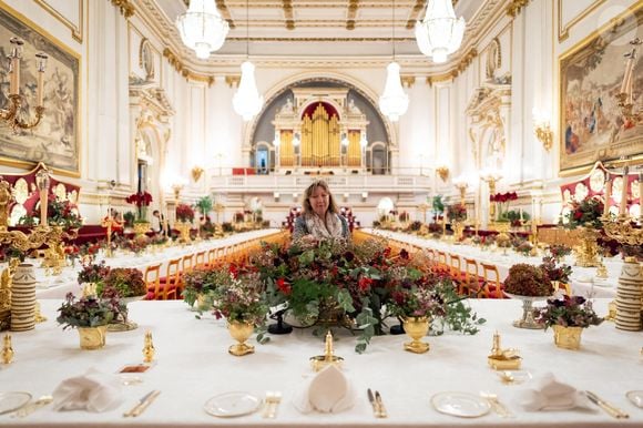 La touche finale est apportée aux fleurs de saison, par un fleuriste royal, sur les tables de la salle de bal du palais de Buckingham, à Londres, avant le banquet d'État de l'émir du Qatar, le cheikh Tamim bin Hamad Al Thani, lors de sa visite d'État au Royaume-Uni. Londres, Royaume-Uni, mardi 3 décembre 2024. Photo by Aaron Chown/PA Wire/ABACAPRESS.COM