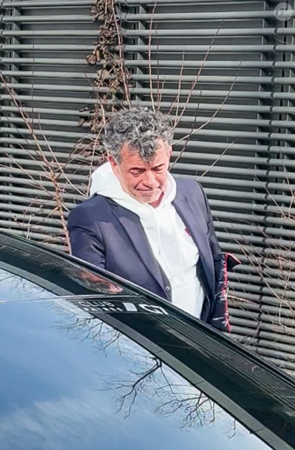 Stéphane Plaza en larmes à la sortie de son procès après avoir été reconnu coupable de "violences habituelles par concubin" et condamné à 12 mois de prison avec sursis, à Paris, France, le 18 février 2025. © Yehiel Chekroune/Bestimage