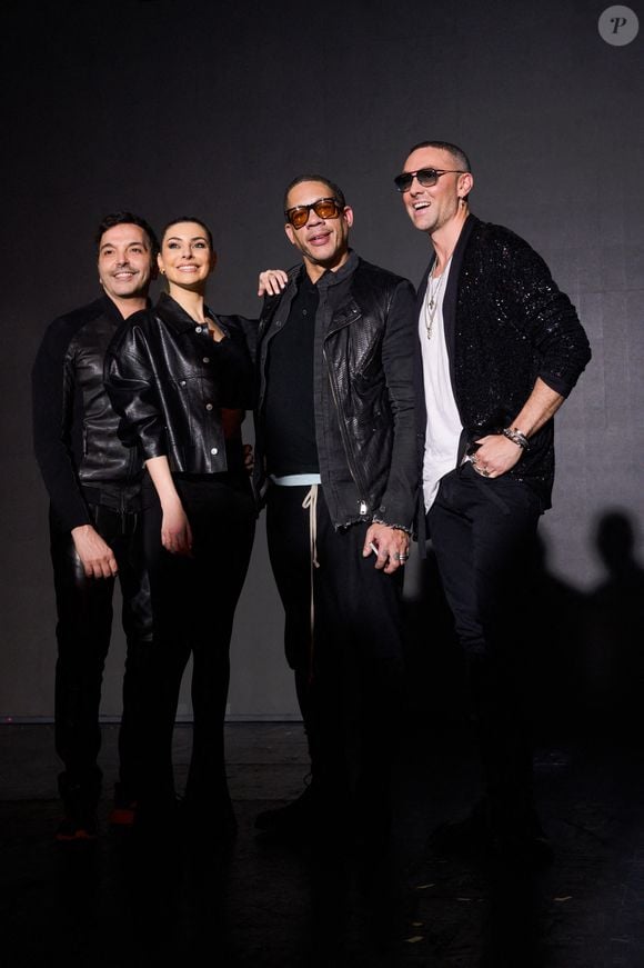 (De gauche à droite) Kamel Ouali, Candice Pascal, Joey Starr et Maxime Dereymez posent après le défilé On Aura Tout Vu Haute Couture Printemps/Été 2022 dans le cadre de la semaine de la mode à Paris au Paradis Latin le 25 janvier 2022 à Paris, France.  Photo Julie Sebadelha/ABACAPRESS.COM