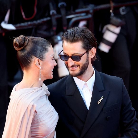 Pierre Niney et sa compagne Natasha Andrews - Montée des marches du film " Histoires parallèles " lors du 79ème Festival International du Film de Cannes, le 14 mai 2026. 

© Jacovides-Moreau / Bestimage