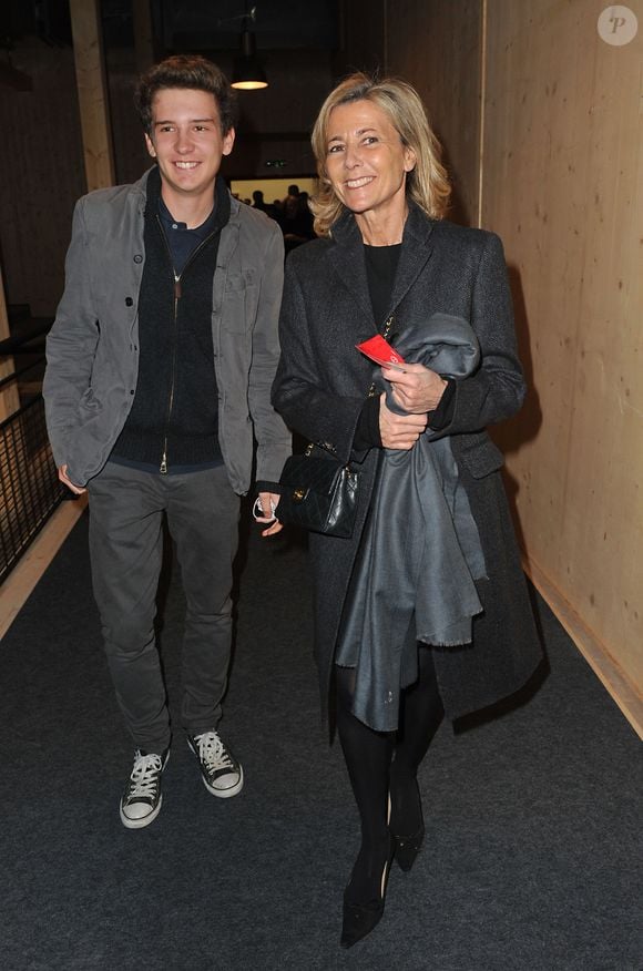 Claire Chazal et son fils François à l'inauguration du théâtre éphemère de la Comédie Française le 9 janvier 2012 -© Agence Bestimage
