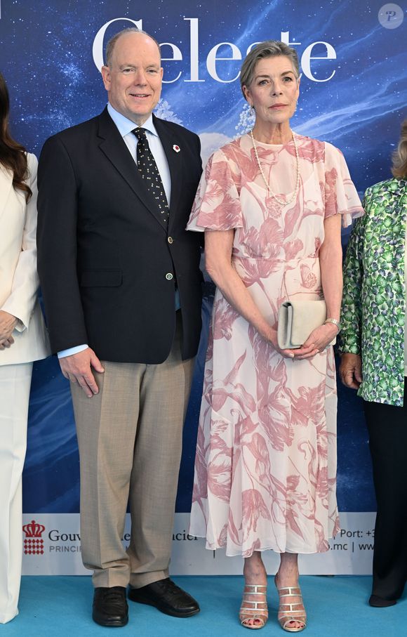 Albert II de Monaco portait une fleur à la boutonnière et une cravate aux motifs floraux.

Le prince Albert II de Monaco, la princesse Caroline de Hanovre et Melanie De Massy guidés par la vice présidente du Garden Club Mme Cécilia Casiraghi ont inauguré le 57ème Concours International de Bouquets à Monaco, le 9 mai 2025.© Bruno Bebert/Bestimage