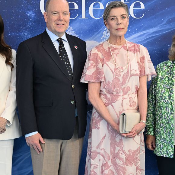 Albert II de Monaco portait une fleur à la boutonnière et une cravate aux motifs floraux.

Le prince Albert II de Monaco, la princesse Caroline de Hanovre et Melanie De Massy guidés par la vice présidente du Garden Club Mme Cécilia Casiraghi ont inauguré le 57ème Concours International de Bouquets à Monaco, le 9 mai 2025.© Bruno Bebert/Bestimage
