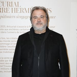 Chaque matin, il déguste un thé vert Sencha Gyokuro préparé à 70°C précise.

Exclusif - Pierre Hermé lors de la vente aux enchères caritative au profit de l'association BAB Charity à Paris pour aider les enfants atteints de leucémie chez Artcurial à Paris le 1er décembre 2025.
© Marc Ausset-Lacroix / Bestimage