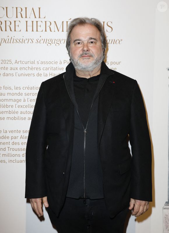 Chaque matin, il déguste un thé vert Sencha Gyokuro préparé à 70°C précise.

Exclusif - Pierre Hermé lors de la vente aux enchères caritative au profit de l'association BAB Charity à Paris pour aider les enfants atteints de leucémie chez Artcurial à Paris le 1er décembre 2025.
© Marc Ausset-Lacroix / Bestimage