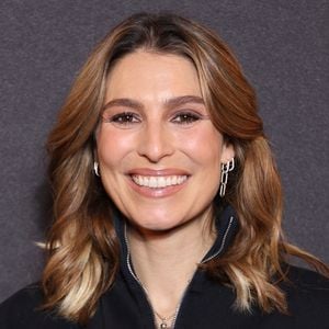 Quinze ans après son sacre de Miss France, Laury Thilleman rayonne toujours autant. 

Laury Thilleman - Soirée de lancement du Sidaction © Denis Guignebourg/Bestimage