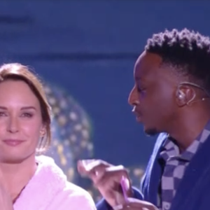 Ensemble, ils miment un couple se préparant dans la salle de bain, scène du quotidien empreinte de tendresse et d’humour. 

"La Chanson secrète" : Kad Merad était l'invité de l'émission avec Michèle Laroque le 26 décembre 2025 TF1