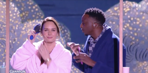 Ensemble, ils miment un couple se préparant dans la salle de bain, scène du quotidien empreinte de tendresse et d’humour. 

"La Chanson secrète" : Kad Merad était l'invité de l'émission avec Michèle Laroque le 26 décembre 2025 TF1