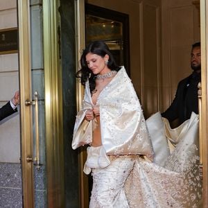 New York, NY La star de la mode et de la téléréalité Kylie Jenner est aperçue quittant l'hôtel Ritz pour assister au Met Gala 2026 à New York. Backgrid USA / Bestimage