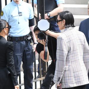 La star américaine Kim Kardashian, avec sa mère Kris Jenner et son avocat Michael Rhodes, est arrivée au procès de la rue tronchet des "Papys braqueurs" au palais de justice de Paris, France, le 13 mai 2025. La star américaine doit décrire cette nuit qui l’a «traumatisée», selon ses mots, 9 hommes et 1 femme sont jugés, soupconnés d'avoir participé au casse du siècle, en dérobant à la star 9 millions d'euros de bijoux dans la nuit du 2 au 3 octobre 2016. © Bestimage