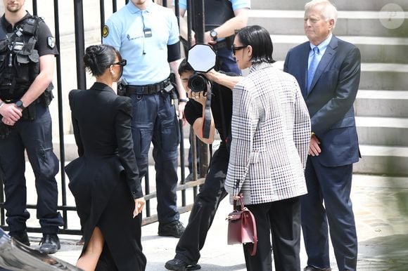 La star américaine Kim Kardashian, avec sa mère Kris Jenner et son avocat Michael Rhodes, est arrivée au procès de la rue tronchet des "Papys braqueurs" au palais de justice de Paris, France, le 13 mai 2025. La star américaine doit décrire cette nuit qui l’a «traumatisée», selon ses mots, 9 hommes et 1 femme sont jugés, soupconnés d'avoir participé au casse du siècle, en dérobant à la star 9 millions d'euros de bijoux dans la nuit du 2 au 3 octobre 2016. © Bestimage