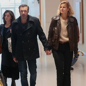 Nicolas Bedos, jugé pour agressions et harcèlement sexuels, arrive avec sa compagne Pauline Desmonts et son avocate, J.Minkowski, au tribunal judiciaire de Paris, le 26 septembre 2024. Les faits reprochés auraient été commis entre 2018 et 2023. © Christophe Clovis / Bestimage