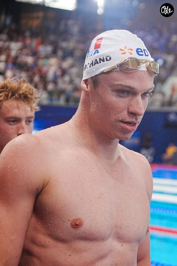 Le Français Léon Marchand lors du podium du 200 m papillon masculin aux Championnats d'Europe de natation, au Centre aquatique olympique de la Métropole du Grand Paris, à Paris (France), le 15 août 2026. © Laurent Lairys / PsnewZ / Bestimage