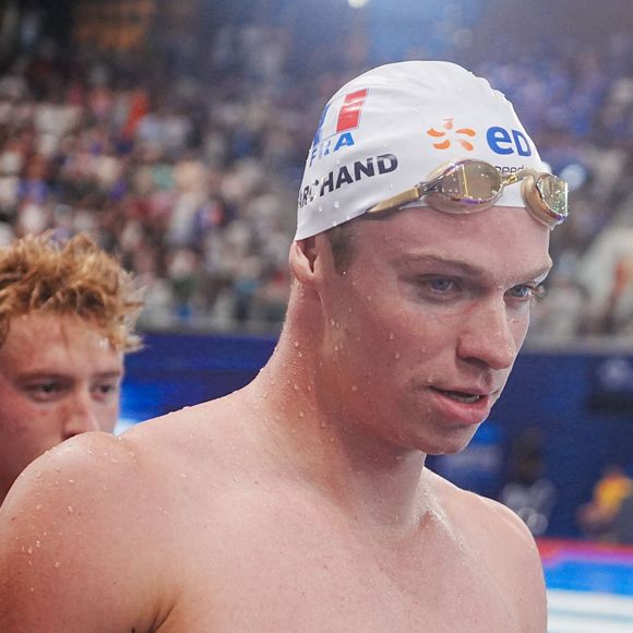 Le Français Léon Marchand lors du podium du 200 m papillon masculin aux Championnats d'Europe de natation, au Centre aquatique olympique de la Métropole du Grand Paris, à Paris (France), le 15 août 2026. © Laurent Lairys / PsnewZ / Bestimage