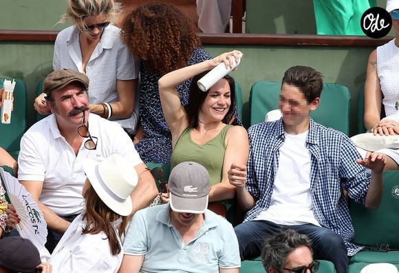 Le jeune homme, qui a bien grandi depuis cette photo, lance aujourd'hui un appel à l'aide afin de faire financer un film.

Jean Dujardin, son fils Simon et sa compagne Nathalie Péchalat dans les tribunes lors de la finale masculine des Internationaux de tennis de Roland-Garros à Paris, le 11 juin 2017. © Jacovides-Moreau/Bestimage