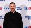 "J'ai prétendu que j'avais fait des études de journalisme, c'était le seul moyen de trouver un travail à la radio. Je suis un usurpateur ! Ils l'ont très vite découvert, dès mon premier flash info, mais ils m'ont quand même gardé", a-t-il raconté.

Camille Combal - Photocall de lancement de la saison 2025 de "Danse avec les stars" (DALS) au siège de  TF1 à Boulogne-Billancourt, France, le 16 janvier 2025. © Christophe Clovis / Bestimage