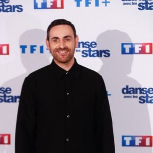 "J'ai prétendu que j'avais fait des études de journalisme, c'était le seul moyen de trouver un travail à la radio. Je suis un usurpateur ! Ils l'ont très vite découvert, dès mon premier flash info, mais ils m'ont quand même gardé", a-t-il raconté.

Camille Combal - Photocall de lancement de la saison 2025 de "Danse avec les stars" (DALS) au siège de  TF1 à Boulogne-Billancourt, France, le 16 janvier 2025. © Christophe Clovis / Bestimage