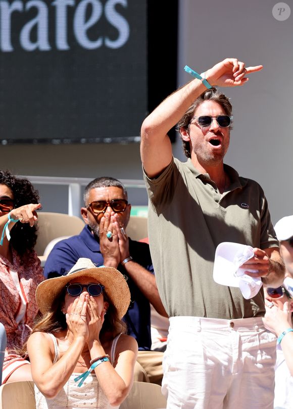Constance Labbé et son compagnon Tom Leeb dans les tribunes lors des Internationaux de France de Tennis de Roland Garros 2025. Paris, le 30 mai 2025. © Jacovides/Moreau/Bestimage