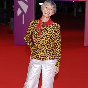 Lio a quant à elle opté pour la couleur avec une veste noire à imprimé floral jaune, ornée de boutons dorés, signée Yves Saint Laurent, avec son pantalon argenté et un foulard rouge assortis aux motifs de son haut. 

Lio, présidente du jury de la révélation - Arrivées à la cérémonie de clôture de la 52ème édition du Festival du Cinéma Américain de Deauville le 12 septembre 2026. © Denis Guignebourg / Bestimage