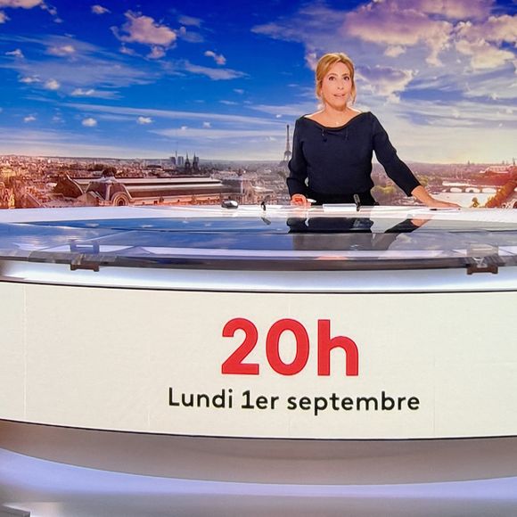 Mais son arrivée n'a pas été de tout repos, entre polémiques et erreurs. 

Léa Salamé présente son premier journal de 20 heures sur France 2  le 1er septembre 2025. 

© Alain Guizard / Bestimage