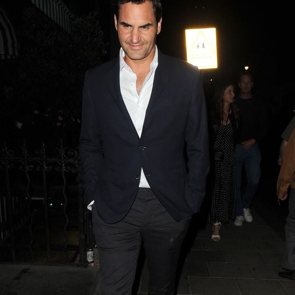 L'ancien champion du monde de tennis Roger Federer quitte le club privé Harry's Bar à Mayfair. 
GOFF  / BESTIMAGE