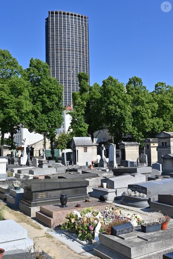Il est enterré au cimetière du Montparnasse à quelques centaines de mètres de son dernier domicile...

Exclusif - La tombe du chanteur Christophe, le 14 mai 2020, au cimetière du Montparnasse, Paris, France. Le jeudi 7 mai 2020, Christophe a été inhumé au cimetière du Montparnasse, dans le 14e arrondissement de Paris. Photo by ABACAPRESS.COM