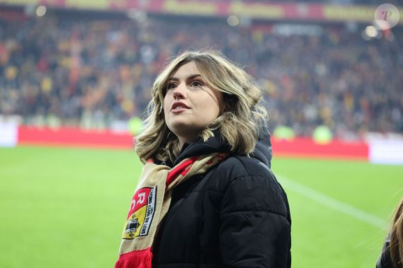 Marine (Star Academy 2024) chante "Les Corons" en hommage à Pierre Bachelet, pour le 20e anniversaire de sa mort, lors du match de Ligue 1 McDonald's "Lens - Strasbourg (0-2)" au stade Bollaert-Delelis, le 16 février 2025. Laurent Sanson/PsnewZ/Bestimage