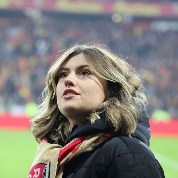 Marine (Star Academy 2024) chante "Les Corons" en hommage à Pierre Bachelet, pour le 20e anniversaire de sa mort, lors du match de Ligue 1 McDonald's "Lens - Strasbourg (0-2)" au stade Bollaert-Delelis, le 16 février 2025. Laurent Sanson/PsnewZ/Bestimage