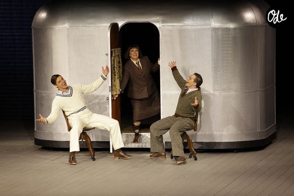 Les comédiens sur scène lors de la générale du spectacle musical "Singin' in the rain" au théâtre du Lido à Paris le 17 septembre 2026. © Coadic Guirec / Bestimage