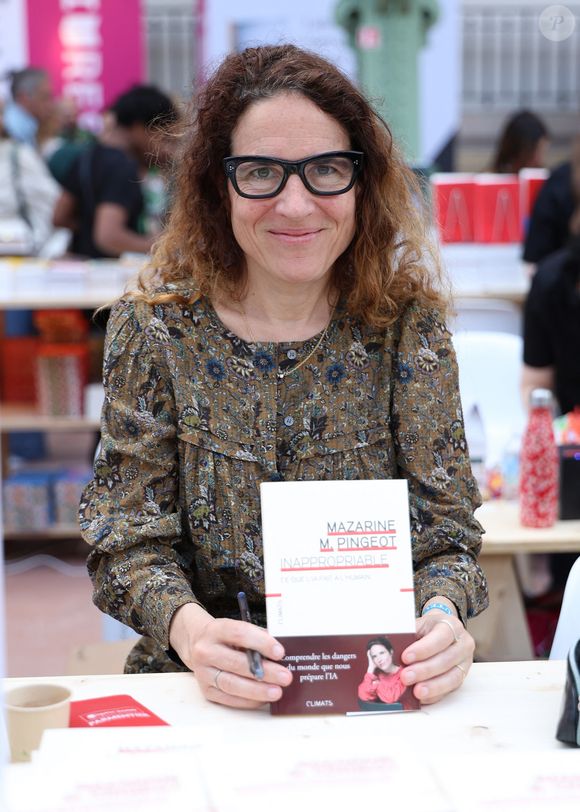 Mazarine Pingeot lors du 5ème festival du Livre de Paris au Grand Palais à Paris, France, le 18 avril 2026. Les 17, 18 et 19 avril 2026, le Festival du livre de Paris célébrera les livres et la lecture, sous toutes ses formes, pour tous les publics. © Denis Guignebourg/BestImage