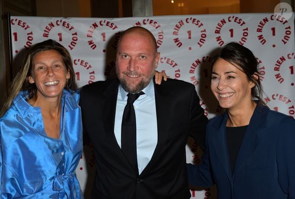 François Damiens, sa compagne Gaelle et  Cécile Duffau (fondatrice de l'association " Un Rien C'est Tout ") lors d'une visite privée et d'un dîner de gala caritatif donné en faveur des actions de l'association "Un Rien C'est Tout" au musée Rodin à Paris, France, le 19 septembre 2019. © Veeren/Bestimage