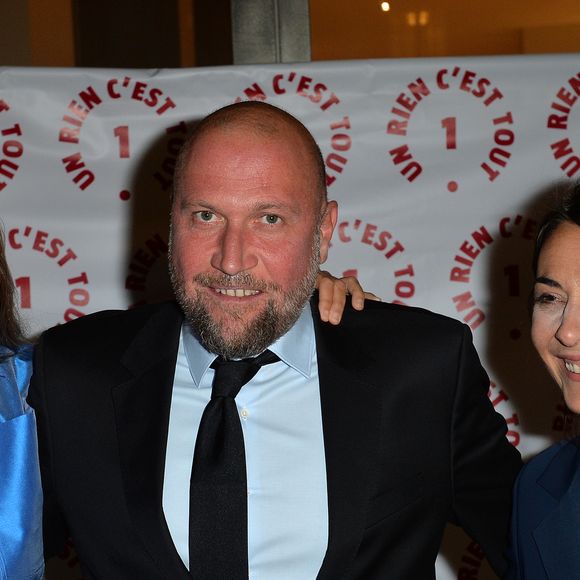 François Damiens, sa compagne Gaelle et  Cécile Duffau (fondatrice de l'association " Un Rien C'est Tout ") lors d'une visite privée et d'un dîner de gala caritatif donné en faveur des actions de l'association "Un Rien C'est Tout" au musée Rodin à Paris, France, le 19 septembre 2019. © Veeren/Bestimage