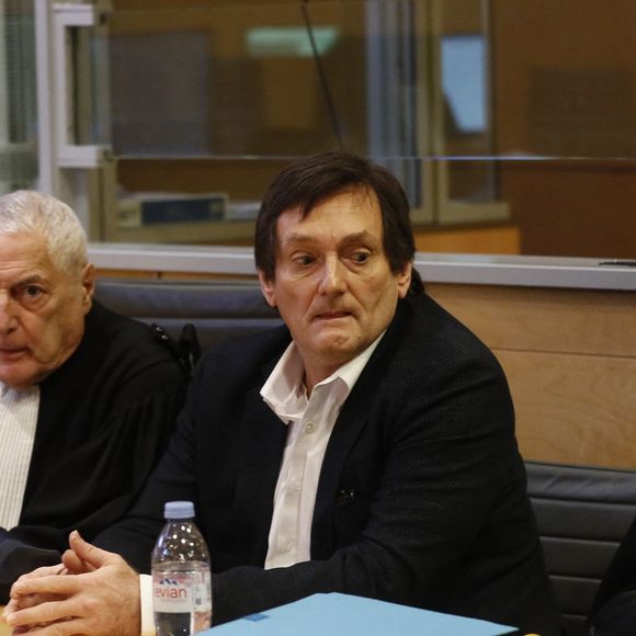 Pierre Palmade au tribunal de Melun avec ses avocats pour son procès pour blessures involontaires à la suite d'un accident de la route en février 2023 dans lequel sa voiture a percuté un autre véhicule à Melun. Le 20 novembre 2024. © Christophe Clovis / Bestimage