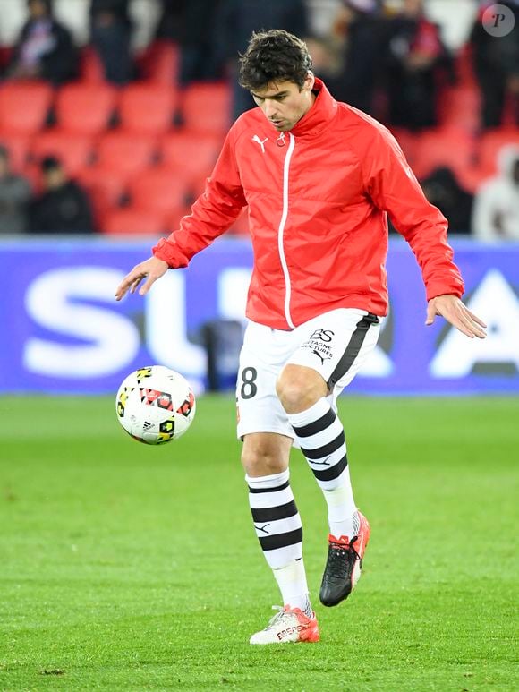 Yoann Gourcuff - Karine Ferri encourage son compagnon Yoann Gourcuff lors du match Psg-Rennes au Parc des Princes à Paris le 6 novembre 2016.  (victoire 4-0 du Psg) © Pierre Perusseau/Bestimage