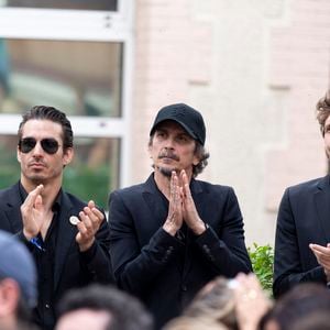 Avec Arnaud Tsamere et Baptiste Lecaplain, Jérémy Ferrari triomphe actuellement dans les Zéniths.
Arnaud Tsamere, Jérémy Ferrari et Baptiste Lecaplain lors de l’hommage à l'humoriste Guillaume Bats, mort à 36 ans, à Montmirail, Marne, France, le 17 juin 2023. © Pierre Perusseau/Bestimage