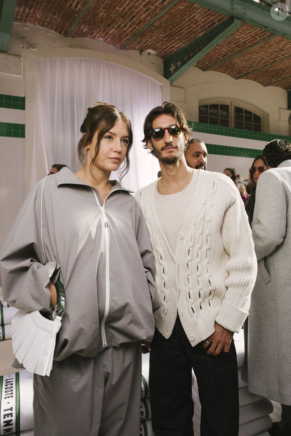 L'acteur du film "20 ans d'écart" est effectivement parti dans le buron, situé dans le Parc National des Volcans d'Auvergne et face au Massif du Puy Mary.

Adele Exarchopoulos et Pierre Niney au Front Row du défilé Lacoste Collection Femme Prêt-à-Porter Printemps/Eté 2026 lors de la Fashion Week de Paris (PFW), au Lycée Carnot, à Paris, France, le 5 octobre 2025. © Sam Delpech/Bestimage