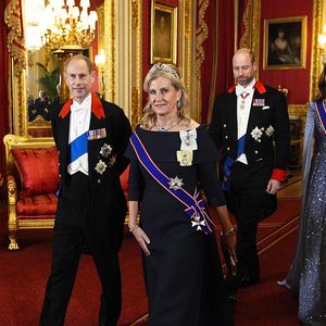 Le diadème de Kate Middleton a aussi été porté par Elizabeth II.

Le prince William, prince de Galles, et Catherine (Kate) Middleton, princesse de Galles, le prince Edward, duc d'Edimbourg et Sophie Rhys-Jones, duchesse d'Edimbourg - Banquet d'Etat au château de Windsor en l'honneur de la visite officielle de Frank-Walter Steinmeier (Président fédéral de l'Allemagne) et sa femme Elke Büdenbender au Royaume-Uni, le 3 décembre 2025.