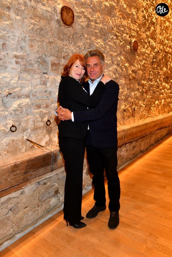 Muriel Mayette-Holtz et Gérard Holtz durant la soirée de première pour la pièce Le sourire de Darwin, dans la nouvelle salle du Théâtre de Nice, Les Franciscains le 26 avril 2022. © Bruno Bebert / Bestimage