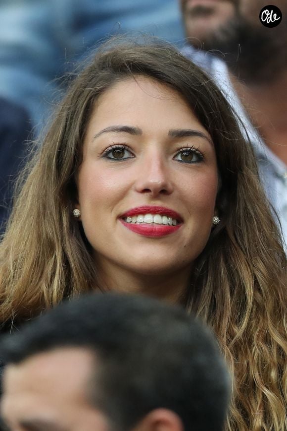 Il s'agit de Camille Schneiderlin.

Camille Sold (la compagne de Morgan Schneiderlin) au match de l'Euro 2016 France-Albanie au Stade Vélodrome à Marseille, le 15 juin 2016. © Cyril Moreau/Bestimage